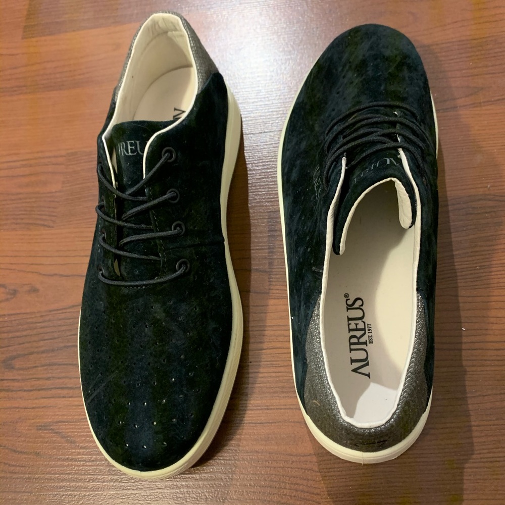 New black Aureus Slip-on